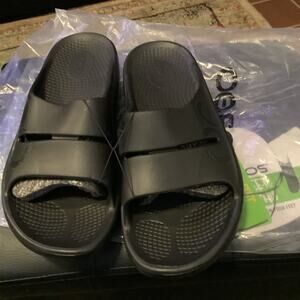 Oofos OOcloog Lightweight Recovery Footwear Sandals Mens 10/WMNS 12 “New”